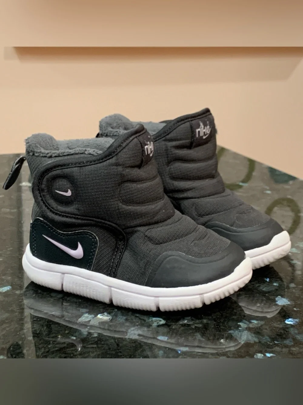 Nike Novice Toddler Girls Winter Boots – Size 6 – Freshly Washed 6C Black Purple